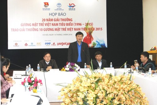 ЦК СКМ вручит премии 10-и лучшим вьетнамским молодым людям 2015 года - ảnh 1
